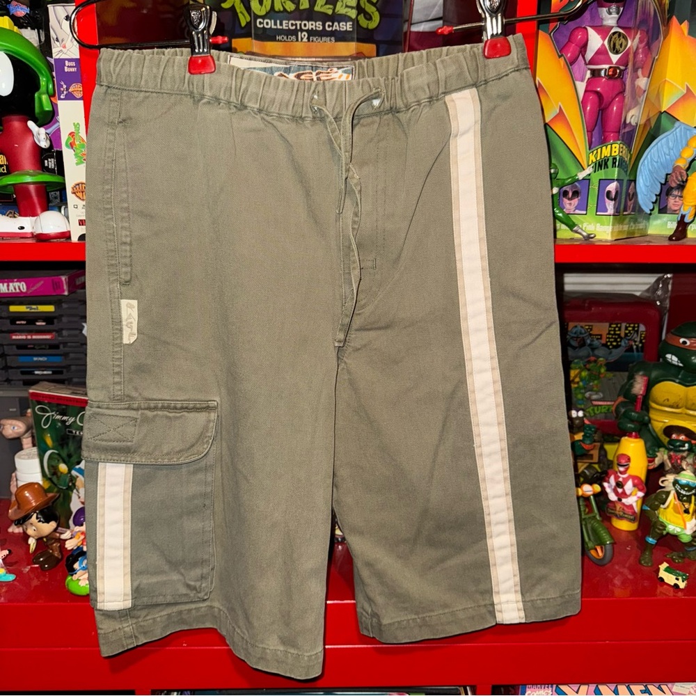 Rage x Cargo shorts x RARE VTG 90’s kid clothing